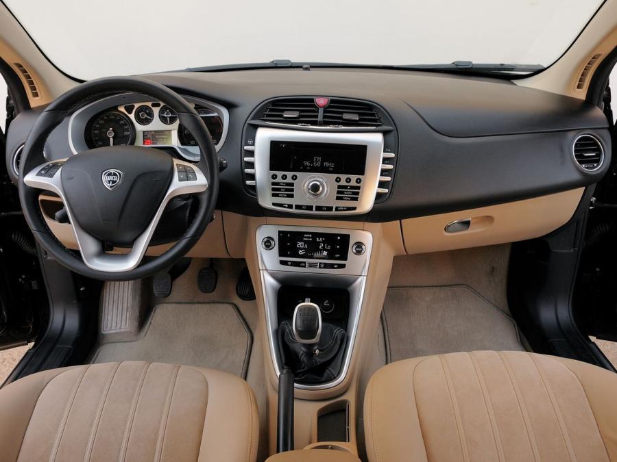  Lancia Delta 2011 года  (фото 6 из 19)